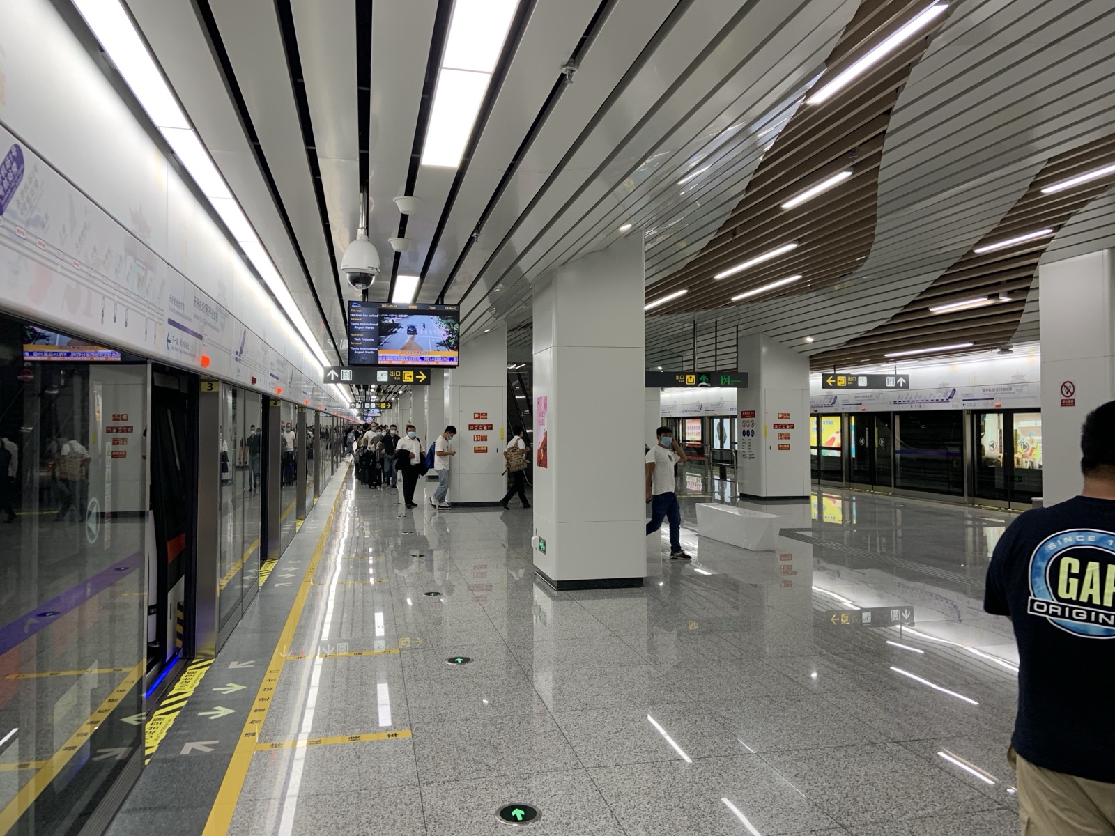 Line 18 platform at Tianfu Airport metro station (天府机场1号2号航站楼站), trains toward 成都南站.