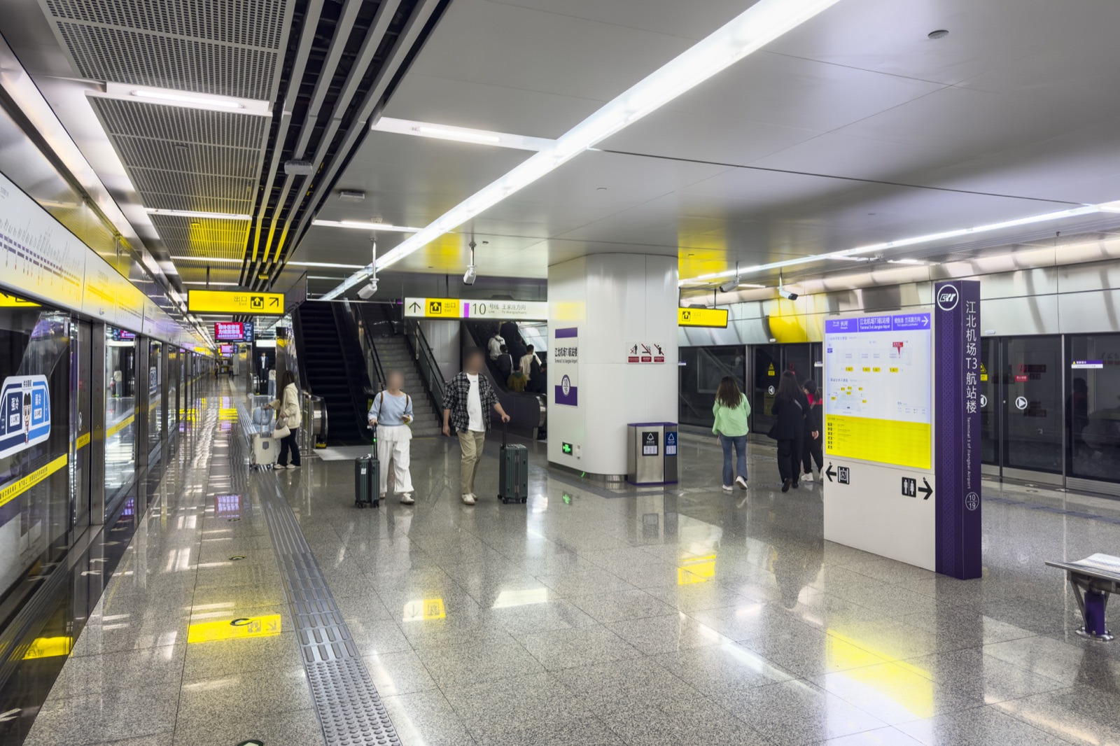 The Line 10 platform at 江北机场T3航站楼站, with travelers and station signage.