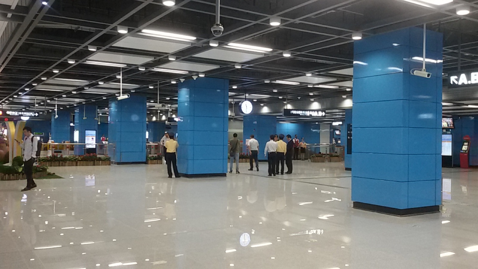 The 机场北站 concourse (Airport North, Terminal 2) with fare gates for Metro Line 3.