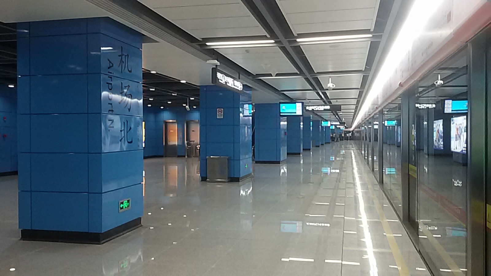 Metro Line 3 platform at 机场北站 (Airport North Station, Terminal 2), trains toward the city.