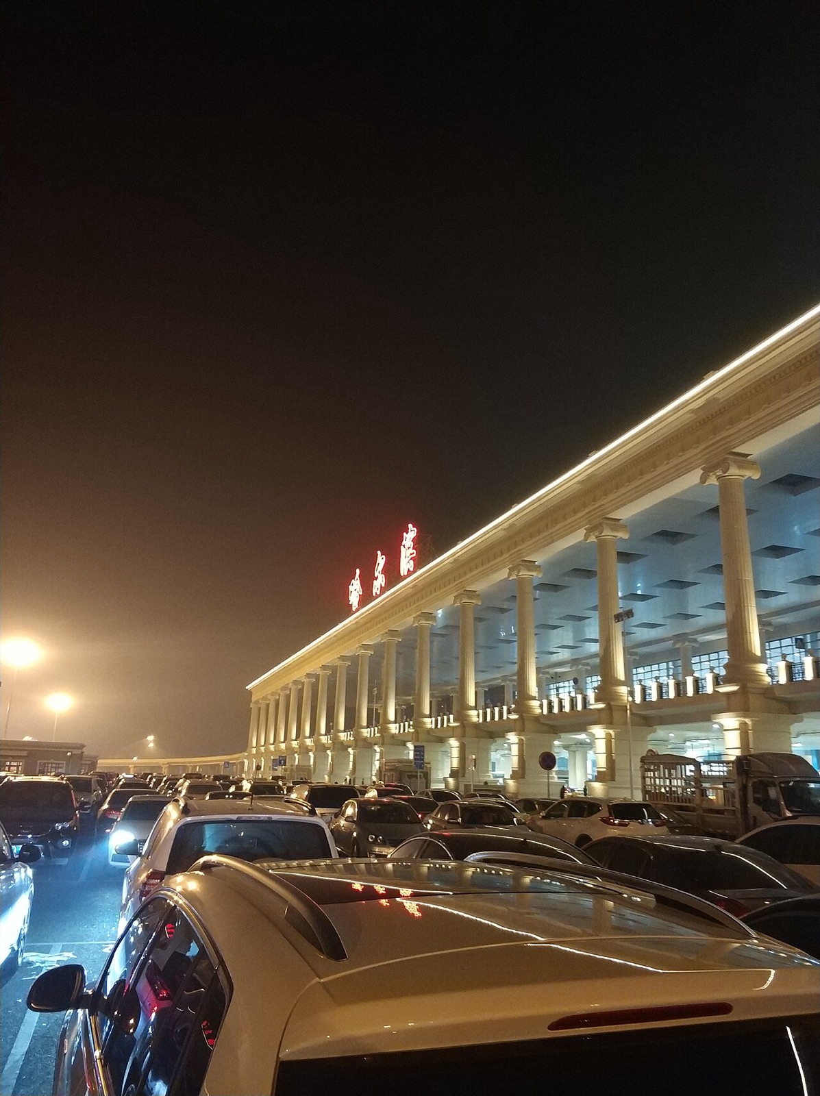 Curbside pickup queue at Harbin Taiping International Airport