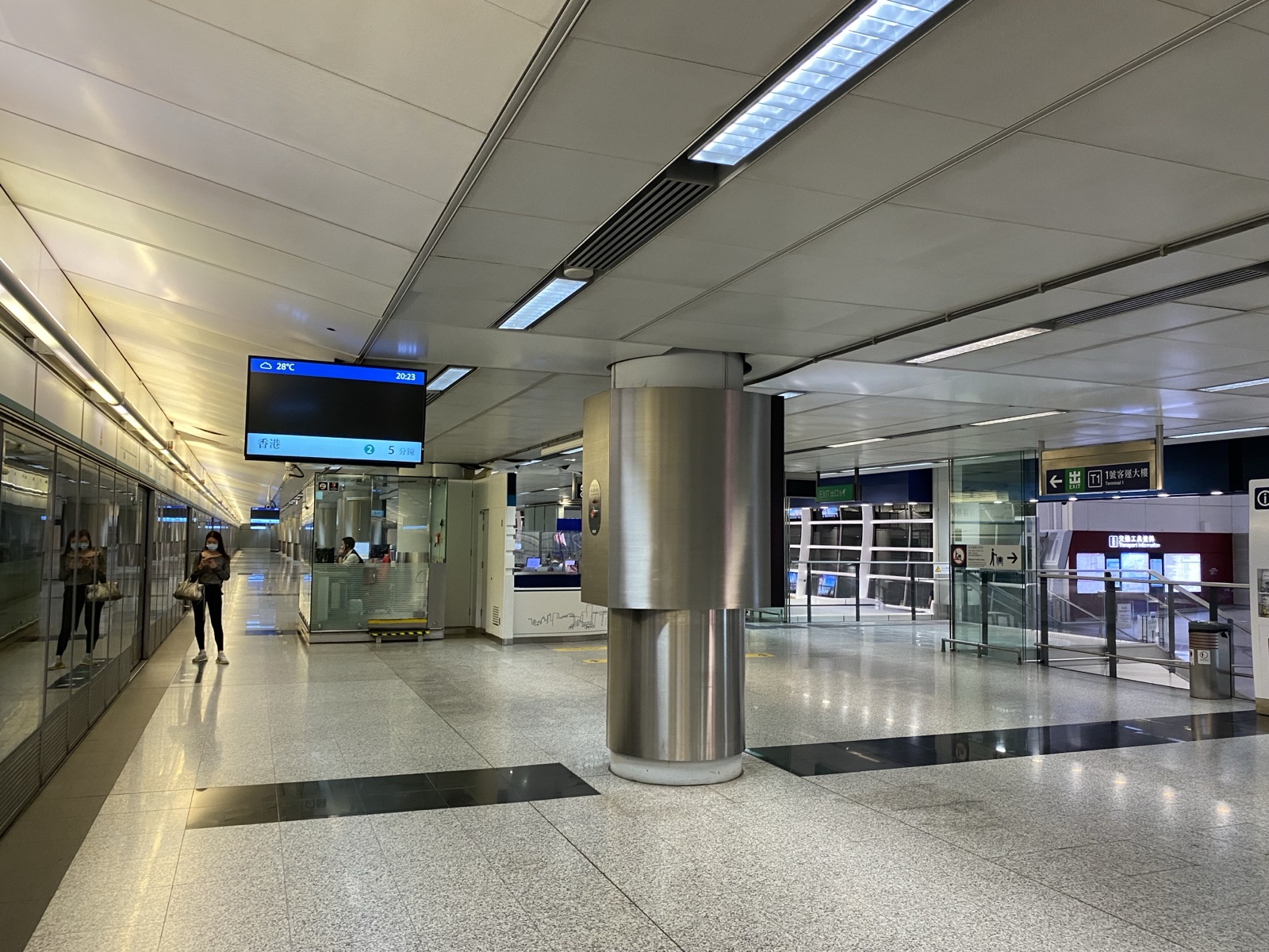 The Airport Express (機場快綫) platform at Airport Station, trains to Kowloon and Hong Kong.