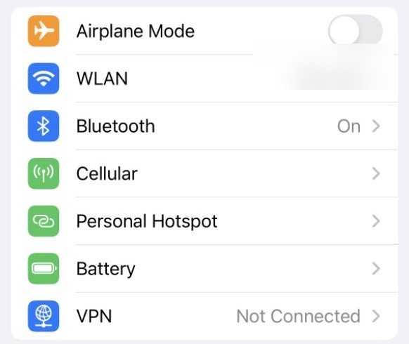 iPhoneの設定。VPNは未接続。Wi-Fi名はぼかしてあります。