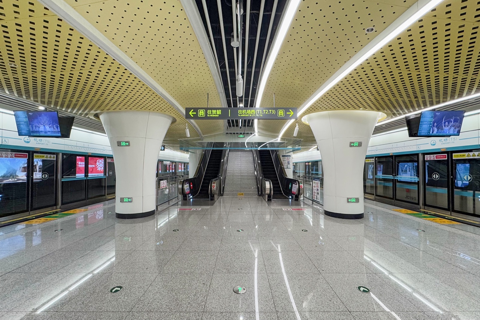 Metro Line 14 platform at 机场(T5)站 (Airport T5 Station), with a sign pointing to 机场西 (T1/T2/T3).